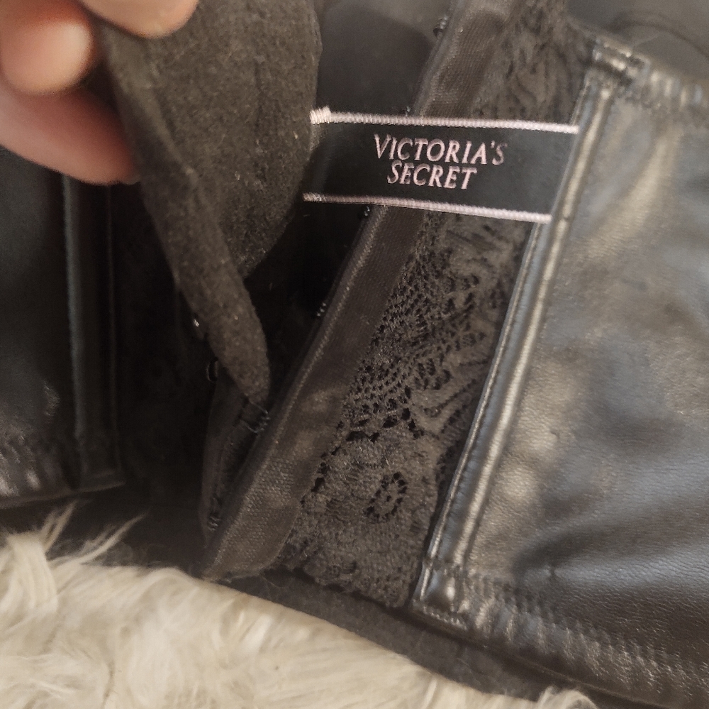 SOLD    Victoria's Secret 👄 Faux Leather Strapless Structured Bra 36DD - Picture 4 of 4
